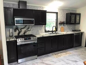 Jääkaappi, mikroaaltouuni, uuni, liesi