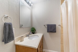 Douche, séchoir à cheveux, serviettes fournies, savon