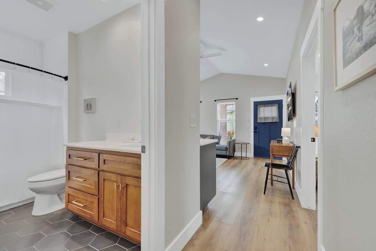 Talo, useita sänkyjä, poreamme, kaupunkinäköala (215 Mistletoe- D) | Sisätilat