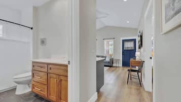 Talo, useita sänkyjä, poreamme, kaupunkinäköala (215 Mistletoe- D) | Sisätilat