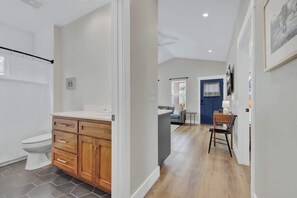 Casa, varias camas, hidromasaje, vista a la ciudad (215 Mistletoe- D) | Interior