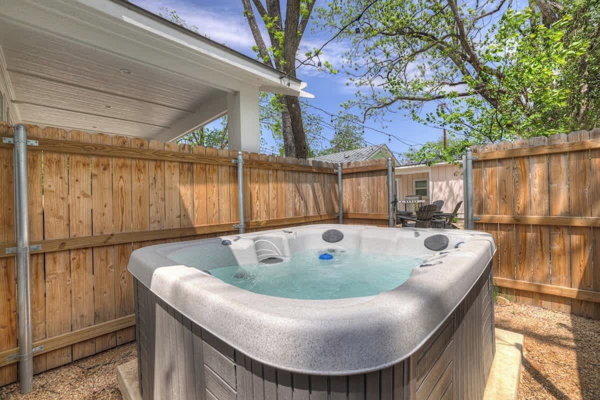 하우스, 침대(여러 개), 온수 욕조, 시내 전망 (215 Mistletoe- D) | 야외 스파 욕조