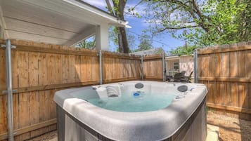 Hus, flere senger, spabadekar, byutsikt (215 Mistletoe- D) | Utendørs boblebad