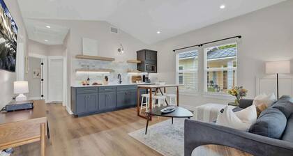 The Grove D With Hot Tub & King Beds - Walk to Main