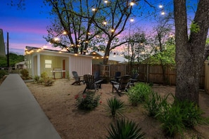 Terrace/patio - The Grove D With Hot Tub & King Beds - Walk to Main (Fredericksburg)