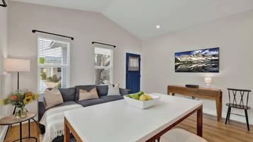 House, Multiple Beds, Hot Tub, City View (215 Mistletoe- D) | Living area