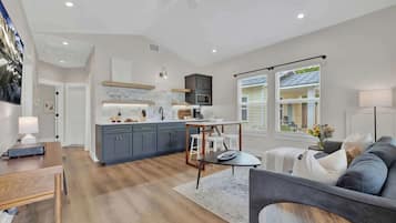 Talo, useita sänkyjä, poreamme, kaupunkinäköala (215 Mistletoe- D) | Oleskelualue