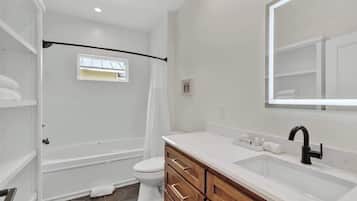 Hus, flere senger, spabadekar, byutsikt (215 Mistletoe- D) | Bad | Håndklær