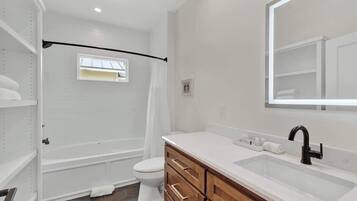 Casa, letti multipli, idromassaggio, vista città (215 Mistletoe- D) | Bagno | Asciugamani