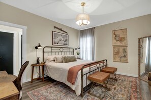 3 bedrooms, individually decorated, individually furnished, free WiFi - The Das Apfelhaus! A Luxurious and Eclectic Escape Near Main! (Fredericksburg)