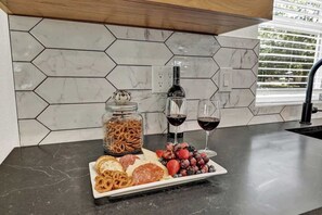 Dining - The Grove B Stylish Cottage - Walk to Main (Fredericksburg)