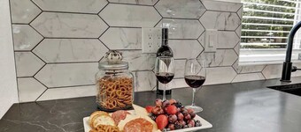 The Grove B Stylish Cottage - Walk to Main