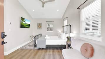 Cottage, 1 King Bed, Patio, City View (215 Mistletoe- B) | 1 bedroom, individually decorated, individually furnished, bed sheets