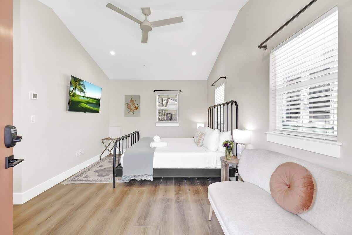 Ferienhaus, 1 King-Bett, Terrasse, Stadtblick (215 Mistletoe- B) | 1 Schlafzimmer, individuell dekoriert, individuell eingerichtet