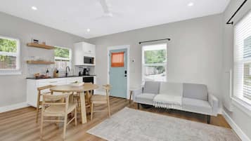 Cottage, 1 King Bed, Hot Tub, City View (215 Mistletoe- C) | Interior