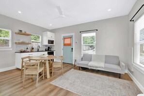 Cottage, 1 kingsize bed, hot tub, uitzicht op stad (215 Mistletoe- C) | Interieur