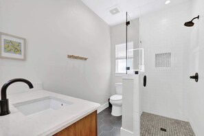 Casa de campo, 1 cama King, banheira de imersão, vista para a cidade (215 Mistletoe- C) | Banheiro | Toalhas de banho, papel higiênico