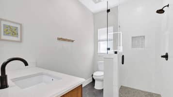 Cottage, 1 trĂšs grand lit, bain Ă remous, vue ville (215 Mistletoe- C) | Salle de bain | Serviettes fournies