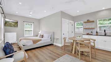 Cottage, 1 King Bed, Hot Tub, City View (215 Mistletoe- C) | 1 bedroom, individually decorated, individually furnished, bed sheets