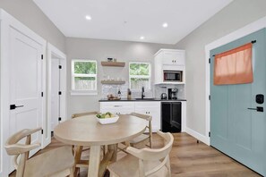 Cottage, 1 kingsize bed, hot tub, uitzicht op stad (215 Mistletoe- C) | Privékeuken | Een koffiezetapparaat/waterkoker