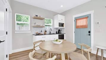 Cottage, 1 très grand lit, bain à remous, vue ville (215 Mistletoe- C) | Cuisine privée | Cafetière/bouilloire