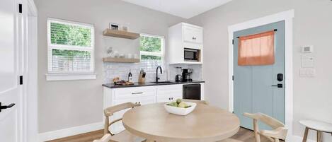 Casa de campo, 1 cama King size, hidromasaje, vista a la ciudad (215 Mistletoe- C) | Cocina privada | Cafetera y tetera