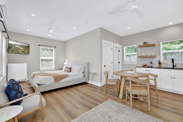 Mökki, 1 suuri parisänky, poreamme, kaupunkinäköala (215 Mistletoe- C) | 1 makuuhuone, yksilöllisesti sisustettu, yksilöllisesti kalustettu