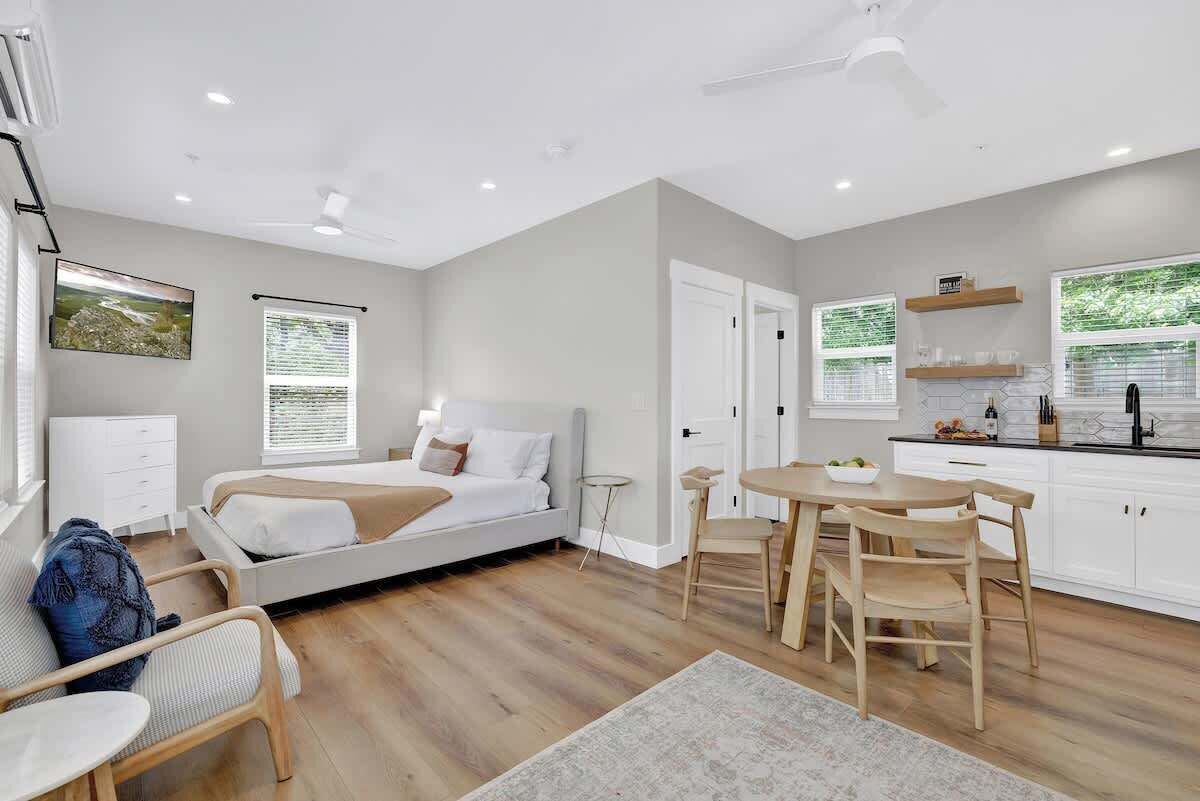 Cottage, 1 très grand lit, bain à remous, vue ville (215 Mistletoe- C) | 1 chambre, décoration personnalisée, ameublement personnalisé