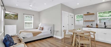 Cottage, 1 King Bed, Hot Tub, City View (215 Mistletoe- C) | 1 bedroom, individually decorated, individually furnished, bed sheets