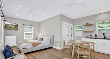 The Grove-c With Hot Tub - Walk to Main Street