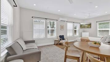 Cottage, 1 très grand lit, bain à remous, vue ville (215 Mistletoe- C) | Intérieur