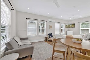 Cottage, 1 kingsize bed, hot tub, uitzicht op stad (215 Mistletoe- C) | Interieur