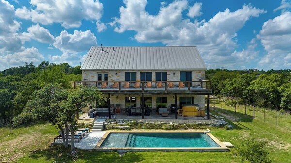 The Point Serene Hill Country Views With Pool & Hot Tub - Comfort, TX