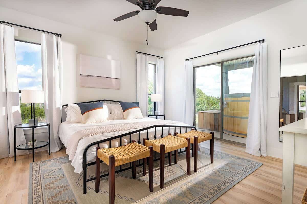 7 bedrooms, individually decorated, individually furnished, bed sheets