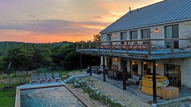 A modern house with a pool, outdoor seating, and a hot tub. - The Point Serene Hill Country Views With Pool & Hot Tub (Fredericksburg)
