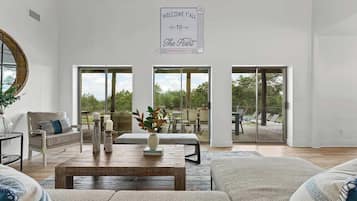 Hus, flere senger, adgang til basseng (117 Point Rd) | Oppholdsområde