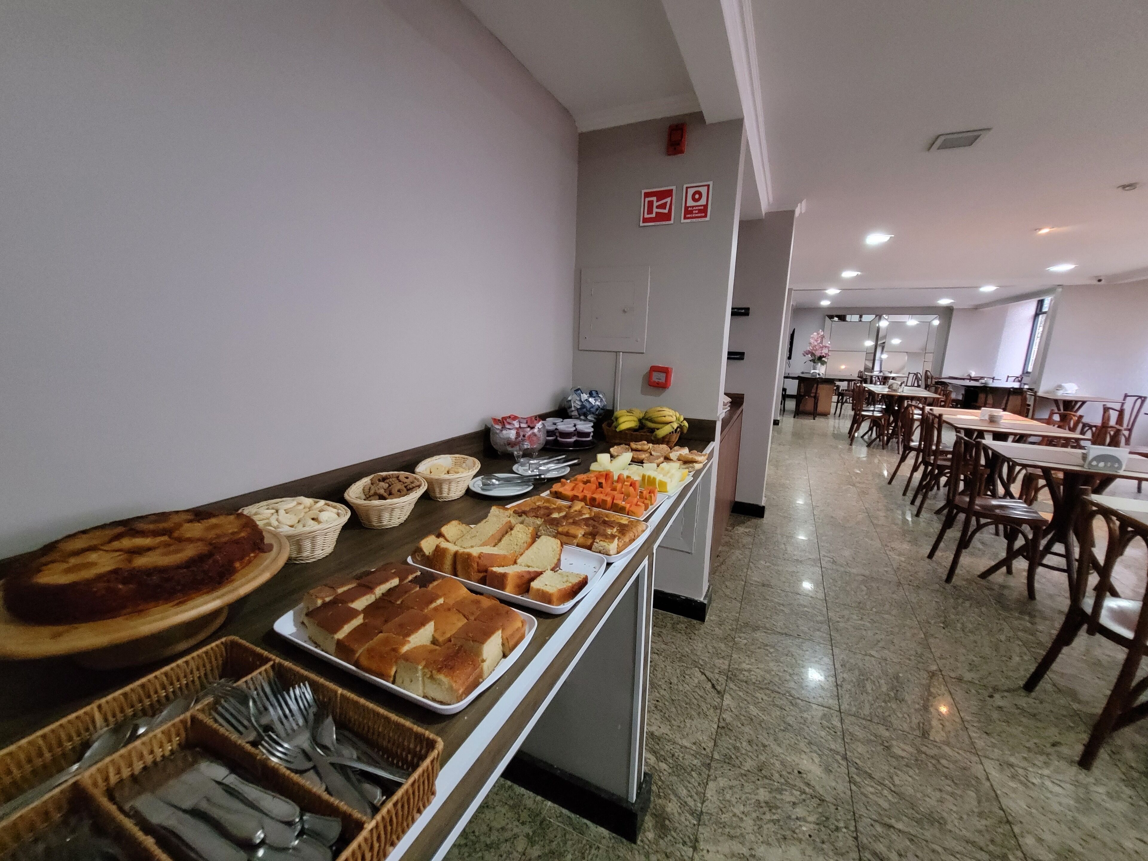 Montaje de bufé con distintos alimentos y utensilios.