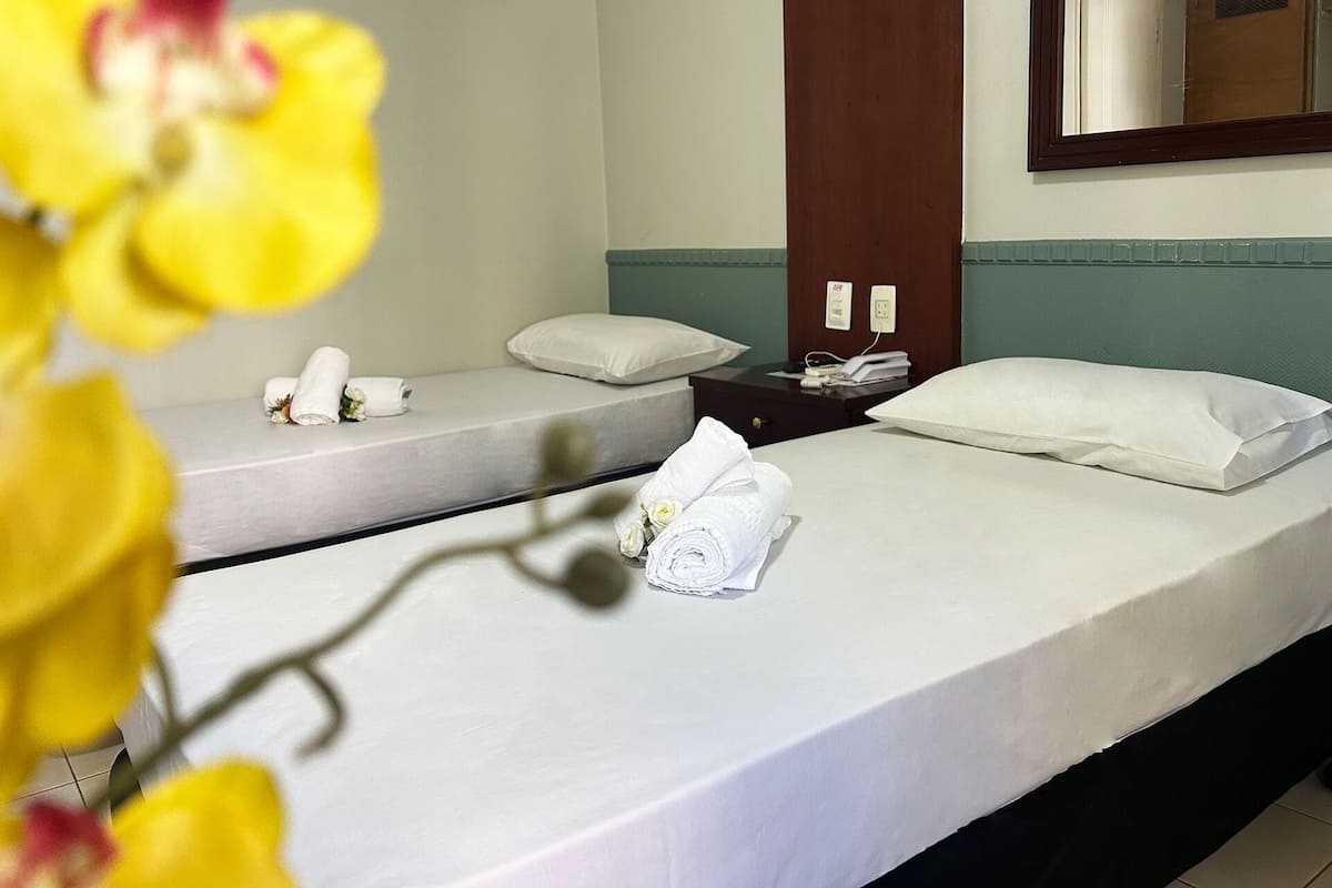 Deluxe Twin kamer | Een minibar, een bureau, een laptopwerkplek, verduisterende gordijnen