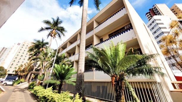 A multi-story building with balconies, surrounded by palm trees and other greenery. - Hotel Alvorada by Bsb Inn (Taguatinga)