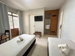 豪華雙床房 | 迷你吧、書桌、筆電工作空間、遮光布/窗簾
