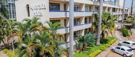 Vista frontal de la propiedad