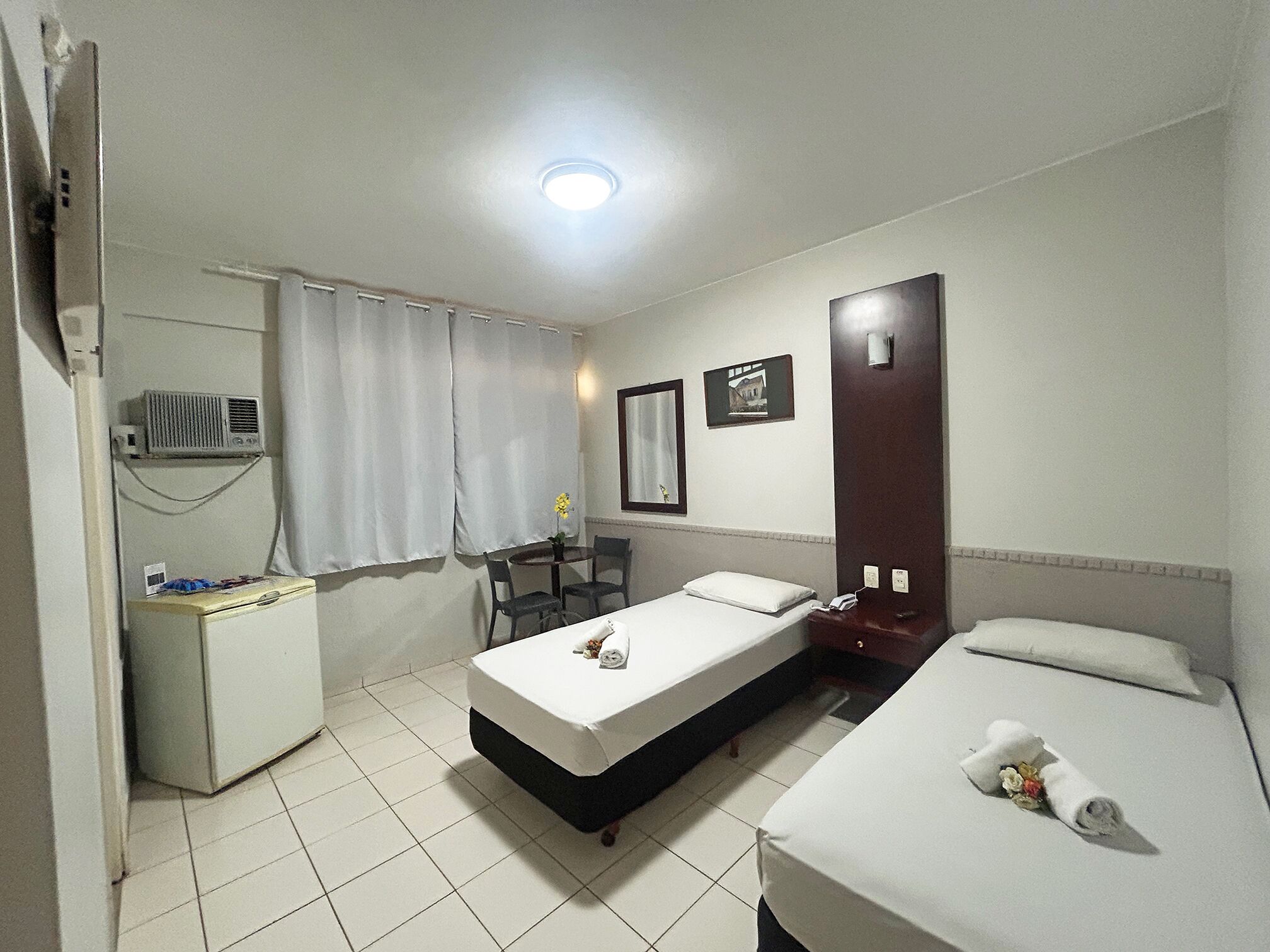 Tomannsrom – standard | Minibar, skrivebord, skrivebord for bærbar PC og blendingsgardiner