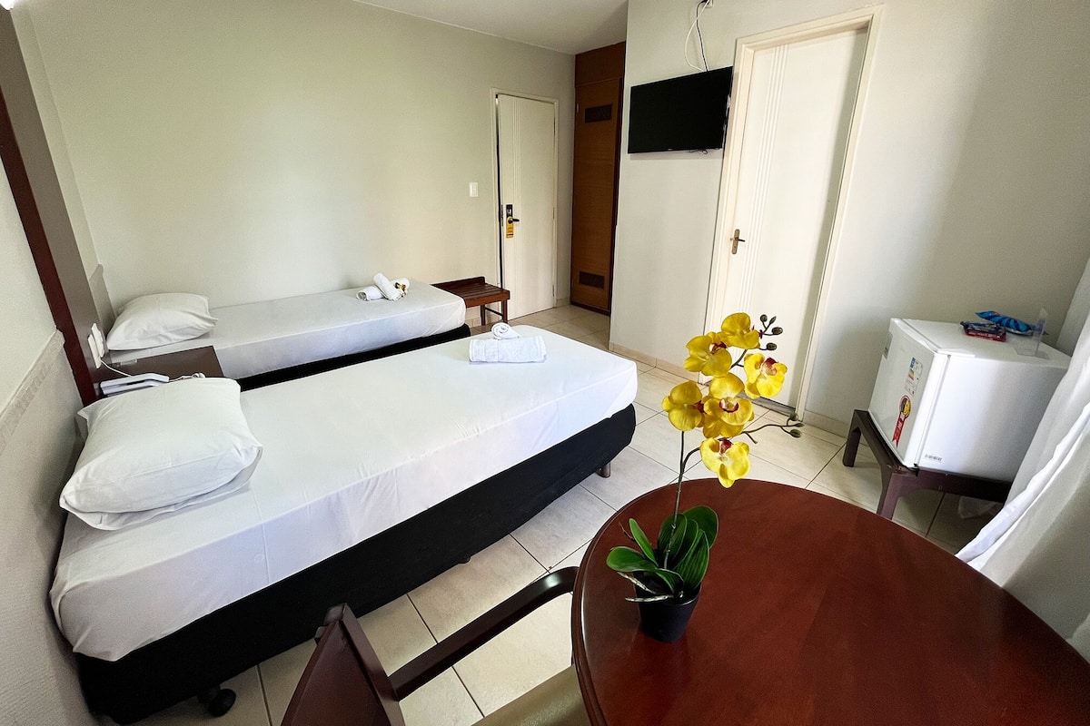 Kahden hengen superior-huone (kaksi sänkyä) | Minibaari, työpöytä, kannettavalle tietokoneelle sopiva työtila