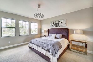 3 室のベッドルーム、セーフティボックス (室内)、デスク、アイロン / アイロン台