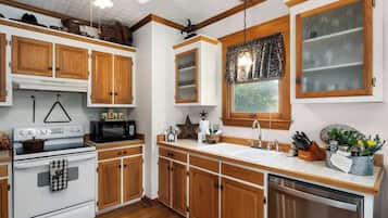 Casa, várias camas, varanda, vista para a cidade (112 East Morse St) | Cozinha privada | Cafeteira/chaleira