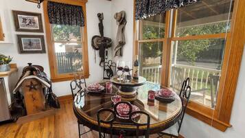 Hus - flere senge - terrasse - byudsigt (112 East Morse St) | Spiseområde