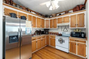 Casa, várias camas, varanda, vista para a cidade (112 East Morse St) | Cozinha privada | Geladeira, micro-ondas, fogão, cooktop