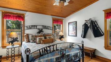 Hus, flere senger, terrasse, byutsikt (112 East Morse St) | 3 soverom, individuelt dekorert, individuelt innredet og sengetøy