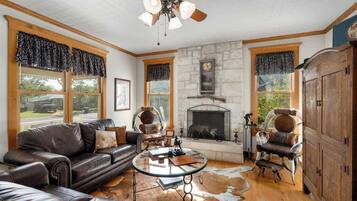 House, Multiple Beds, Patio, City View (112 East Morse St) | Living area