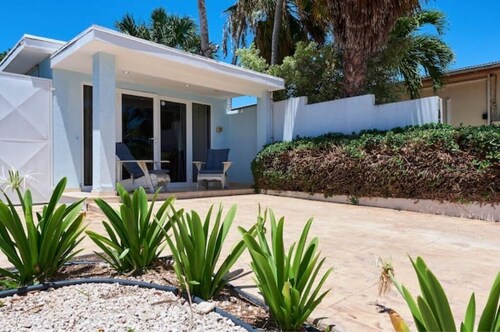 Oceanfront Honeymoon Suite - 5 min drive from all high rise hotels!